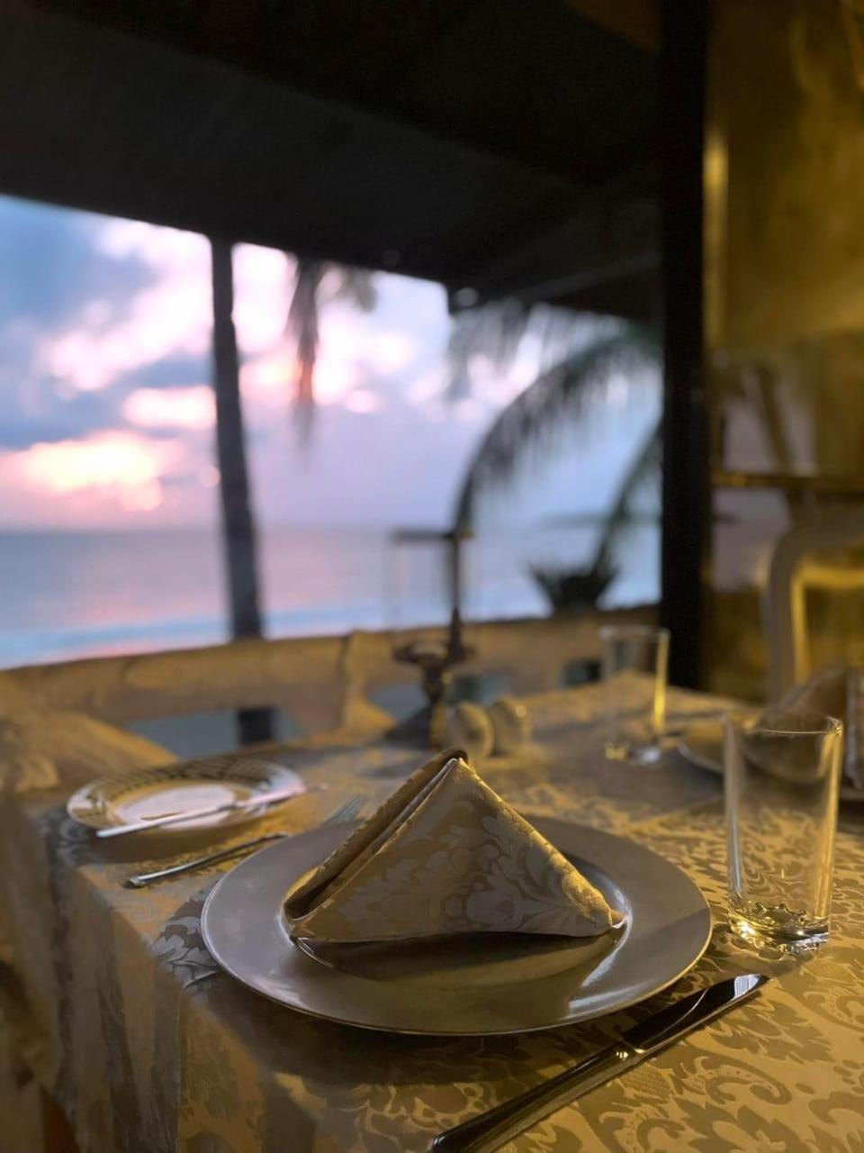 Sunbloom Beachfront Hotel And Restaurant Zambales Sinabacan 外观 照片